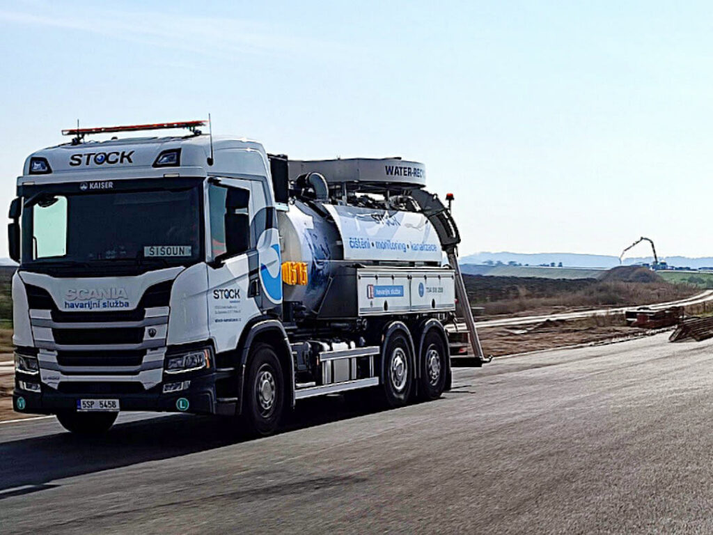 Recyklační vůz společnosti STOCK určený pro vysokotlaké čištění kanalizace s funkcí recyklace vody, ekonomicky efektivní, s možností dálkového ovládání.