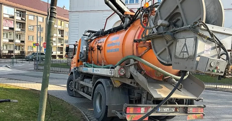 Havarijní čištění splaškové kanalizace ve Vrchlabí